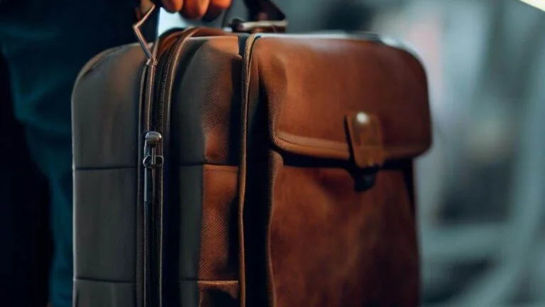 How Big is a Hold Luggage Bag? Understanding Dimensions & Capacity