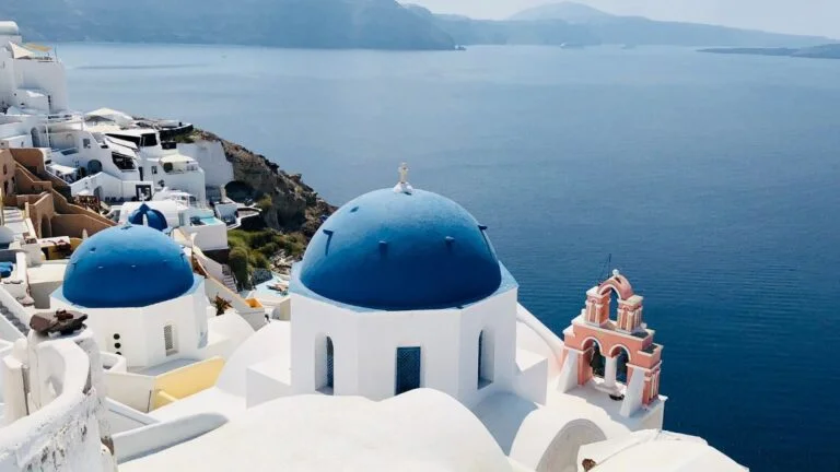 Santorini Travel Guide: Sunset Views and Whitewashed Charm in Greece’s Island Paradise