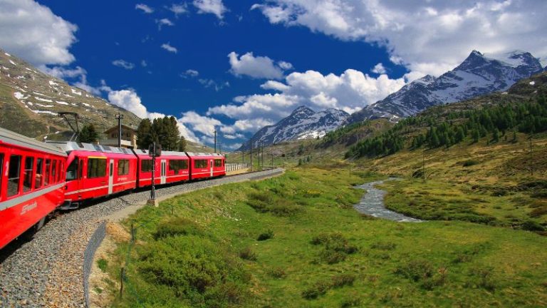 11 Stunning Train Journeys for Unforgettable Views