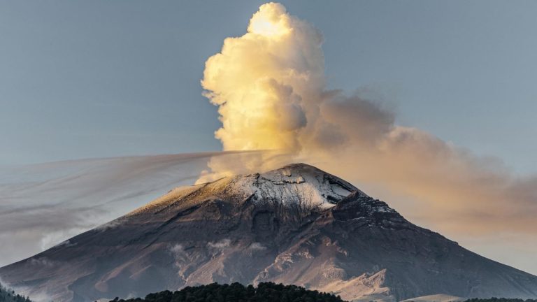 Volcanic Ash Plume Grounds Flights Across Indonesia and Strands Thousands in Bali