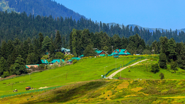 Heavy Snowfall Blankets Kashmir Valley Disrupting Air and Road Travel