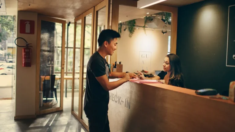 11 Smart Things Travelers Do Before Leaving Hotel