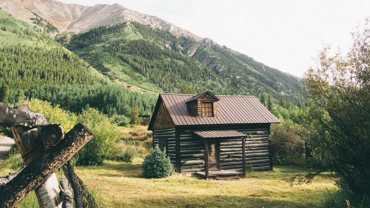 Guarantee Cabins with Unpredictable Assignments