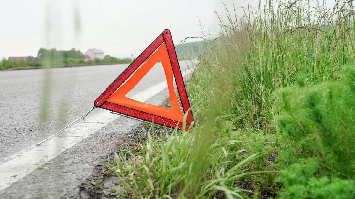 Reflective warning triangles or flares for marking disabled vehicle location