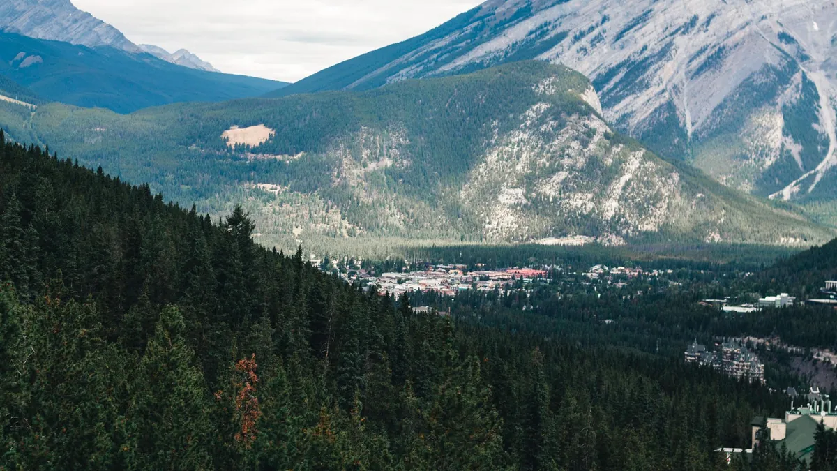 Rocky Mountaineer Vancouver to Banff and Lake Louise Route with GoldLeaf Service and Panoramic Glass
